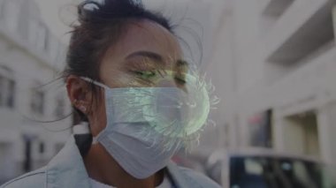 Yüz maskeli bir kadının üzerinde hareket eden kovid 19 hücrenin animasyonu. küresel covid 19 salgın hastalık ve sağlık hizmetleri konsepti dijital olarak oluşturulmuş video.