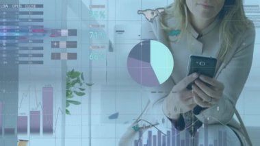 Akıllı telefon kullanan bir kadının istatistik ve veri işleme animasyonu. Dijital arayüz, bağlantılar ve teknoloji konsepti dijital olarak oluşturuldu.