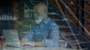 Dizüstü bilgisayar kullanarak kıdemli bir adam üzerinden bağlantı ağlarının animasyonu. küresel bağlantılar, alışveriş ve dijital arayüz konsepti dijital olarak oluşturulmuş video.