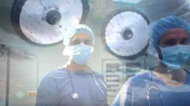 Hastanede yüz maskesi takan cerrahların üzerindeki bulutların ve gökyüzünün animasyonu. küresel covid 19 salgın, ilaç ve sağlık hizmetleri konsepti dijital olarak oluşturulmuş video.