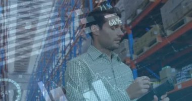 Depoda çalışan adamın istatistik ve mali veri işleme animasyonu. küresel gönderim ve bağlantılar konsepti dijital olarak oluşturulmuş video.