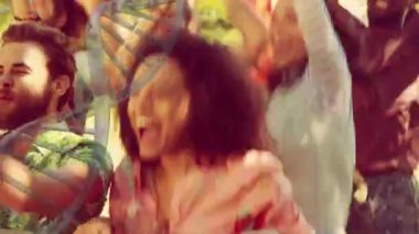 Konserde dans eden insanların üzerinde dönen DNA ipliklerinin animasyonu. müzik ve eğlence konsepti dijital olarak oluşturulmuş video.