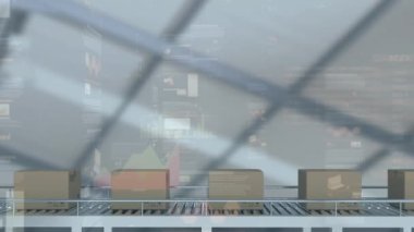 Taşıyıcı banttaki karton kutuların üzerinden geçen istatistiklerin animasyonu. küresel gönderim ve bağlantılar konsepti dijital olarak oluşturulmuş video.