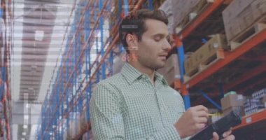 Depoda çalışan adamın veri işleme animasyonu. küresel sevkiyat, dağıtım ve bağlantılar konsepti dijital olarak oluşturulmuş video.