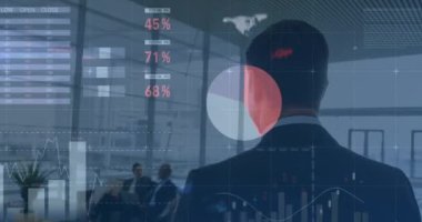 Ofisteki iş adamları üzerinde finansal veri işleme animasyonu. küresel finans, iş ve dijital arayüz kavramı dijital olarak oluşturulmuş video.