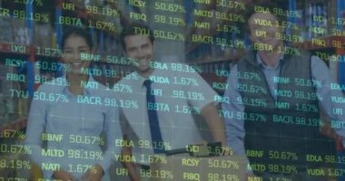 Depoda çalışan kadın ve erkeklerin finansal veri işleme animasyonları. küresel gönderim ve bağlantılar konsepti dijital olarak oluşturulmuş video.