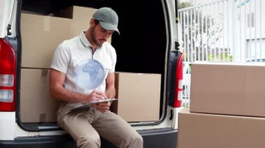 Karton kutulu teslimatçının üzerindeki dünya çapındaki bağlantıların animasyonu. küresel gönderim ve bağlantılar konsepti dijital olarak oluşturulmuş video.