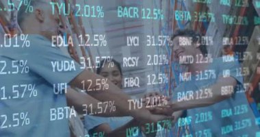 Depoda kadın ve erkeklerin el ele dizilmesiyle ilgili finansal veri işleme animasyonu. küresel gönderim ve bağlantılar konsepti dijital olarak oluşturulmuş video.