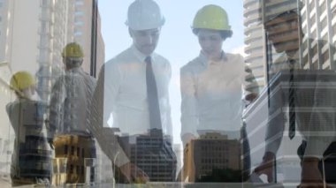 Ofiste konuşan iş adamları üzerinde şehir manzarası animasyonu. küresel iş, bağlantılar, veri işleme ve teknoloji konsepti dijital olarak oluşturulmuş video.