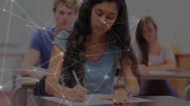 Kolejdeki öğrenciler üzerinden bağlantı ağlarının animasyonu. küresel eğitim ve bağlantılar konsepti dijital olarak oluşturulmuş video.