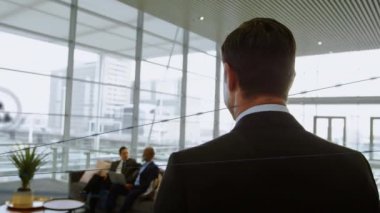 İş toplantısından sonra simgelerle bağlantı ağının animasyonu. küresel iş, veri işleme ve bağlantı konsepti dijital olarak oluşturulmuş video.