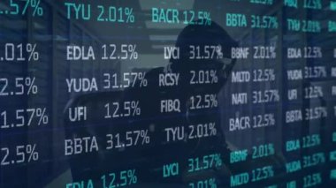 Bilgisayar korsanları üzerinde veri ve istatistik işleme animasyonu. küresel çevrimiçi güvenlik, bağlantılar ve dijital arayüz kavramı dijital olarak oluşturuldu