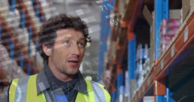 Depoda çalışan adamın veri işleme animasyonu. küresel sevkiyat, dağıtım ve bağlantılar konsepti dijital olarak oluşturulmuş video.