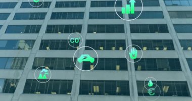 Ofis binası üzerinde dijital simgelerin canlandırılması. küresel dijital arayüz, veri işleme ve teknoloji konsepti dijital olarak oluşturulmuş video.