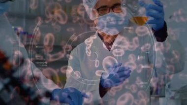 Laboratuvarda maske takan insanların üzerinde koronavirüs hücrelerinin canlandırılması. küresel covid 19 salgın, ilaç ve sağlık hizmetleri konsepti dijital olarak oluşturulmuş video.