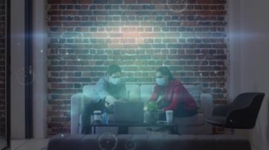 Ofisteki iş adamları üzerinden bağlantı ağının animasyonu. küresel iş, bağlantılar, veri işleme ve teknoloji konsepti dijital olarak oluşturulmuş video.