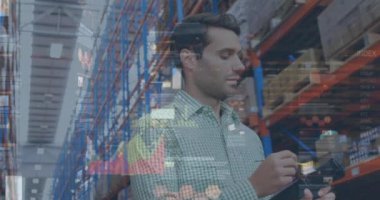 Depoda çalışan adamın istatistik ve mali veri işleme animasyonu. küresel gönderim ve bağlantılar konsepti dijital olarak oluşturulmuş video.