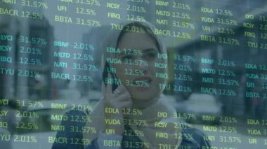 Akıllı telefon kullanan tesettürlü bir kadının finansal veri işleme animasyonu. küresel iş, finans, bağlantılar ve teknoloji konsepti dijital olarak oluşturulmuş video.