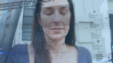 Akıllı telefon kullanan bir kadının istatistik ve veri işleme animasyonu. Dijital arayüz, bağlantılar ve teknoloji konsepti dijital olarak oluşturuldu.