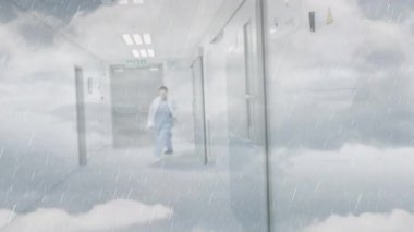 Hastanede koşan doktorların üzerindeki bulutların ve gökyüzünün animasyonu. acil durum, ilaç ve sağlık hizmetleri konsepti dijital olarak oluşturulmuş video.