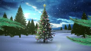 Yılbaşı ağacı ve kış manzarasının üzerine yağan karın animasyonu. Noel, kış ve kutlama konsepti dijital olarak oluşturuldu.