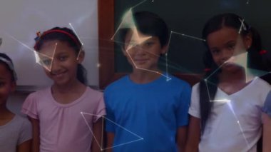 Okuldaki çocuklar üzerinde bağlantı ağlarının ve dünyanın animasyonları. küresel eğitim, dijital arayüz ve bağlantılar dijital olarak oluşturulmuş video konsepti.