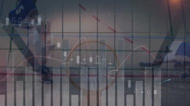 Basketbolcular üzerinde veri ve istatistik işleme animasyonu. global spor, dijital arayüz ve veri işleme kavramı dijital olarak oluşturulmuş video.