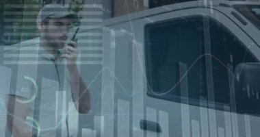 Arabadan inen adamın veri işleme animasyonu. küresel sevkiyat, dağıtım ve bağlantılar konsepti dijital olarak oluşturulmuş video.