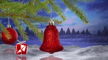 Kırmızı Noel süslerinin üzerine yağan kar animasyonu. Noel, gelenek ve kutlama konsepti dijital olarak oluşturuldu.