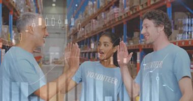 Depoda çalışan insanların veri işleme animasyonları. küresel sevkiyat, dağıtım ve bağlantılar konsepti dijital olarak oluşturulmuş video.