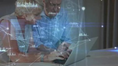 Dizüstü bilgisayarla üst düzey çiftler arasındaki bağlantı ağlarının animasyonu. küresel bağlantılar, alışveriş ve dijital arayüz konsepti dijital olarak oluşturulmuş video.
