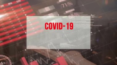 Veri işleme üzerine covid 19 metin animasyonu. küresel covid 19 salgın, ilaç ve sağlık hizmetleri konsepti dijital olarak oluşturulmuş video.