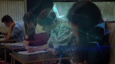 Öğrencilerin öğrenmesi üzerine dönen dünyanın animasyonu. küresel eğitim, dijital arayüz ve bağlantılar dijital olarak oluşturulmuş video konsepti.