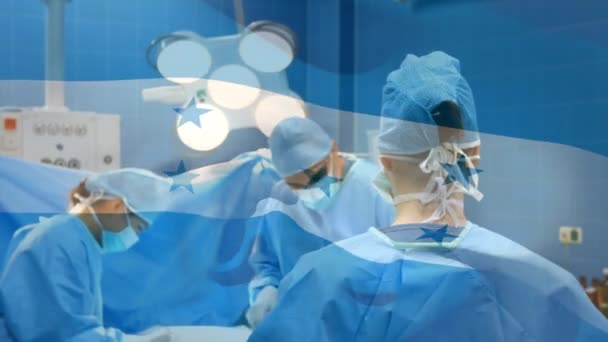 戴着口罩在外科医生头上挥动着的荣誉旗的动画 全球联盟19大流行病和保健服务概念数字制作视频 — 图库视频影像