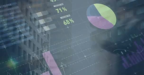 Animace Zpracování Finančních Údajů Podnikatelů Nad Kancelářskou Budovou Globální Koncepce — Stock video