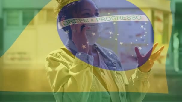 Animación Bandera Brasil Ondeando Sobre Mujer Máscara Facial Global Covid — Vídeo de stock