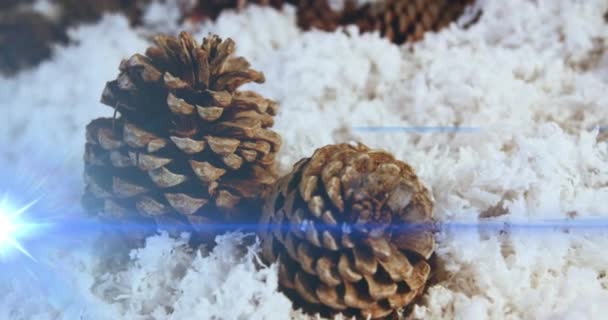 モミの木のコーンクリスマスの装飾の上に動く輝く光のアニメーション クリスマス お祝いのコンセプトをデジタルで — ストック動画