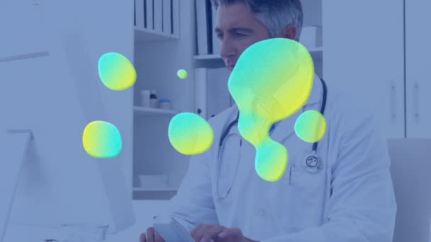 의사가 컴퓨터를 파란색 노란색 얼룩을 사용하는 애니메이션 세계적 기술적 디지털로 — 비디오