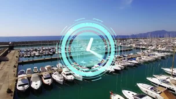 青い空の上の時計に手を回転させるアニメーションやマリーナでの喜びのボート 世界的な通信とネットワーク技術の概念はデジタルで生成され — ストック動画