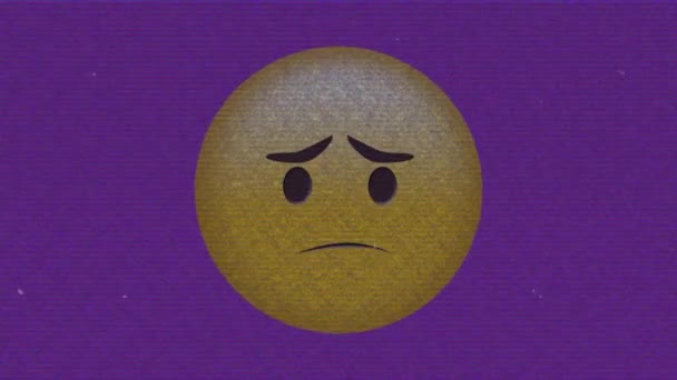 Animation Des Traurigen Emoji Symbols Über Dem Bildschirm Mit Rauschen — Stockvideo