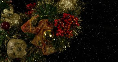 Ağaçta kar yağan noel süslemeleri. Noel kutlaması konsepti dijital olarak oluşturulmuş görüntü.