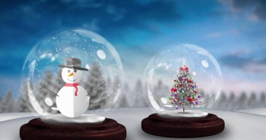 Kar adamın üstüne yağan kardan adamın dijital görüntüsü ve kar küresindeki Noel ağacı kış manzarasına karşı. Noel kutlaması geleneği