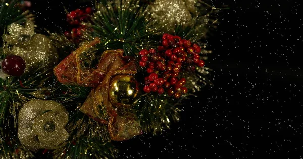 Afbeelding Van Kerstversiering Boom Met Vallende Sneeuw Kerstfeest Festiviteit Concept — Stockfoto