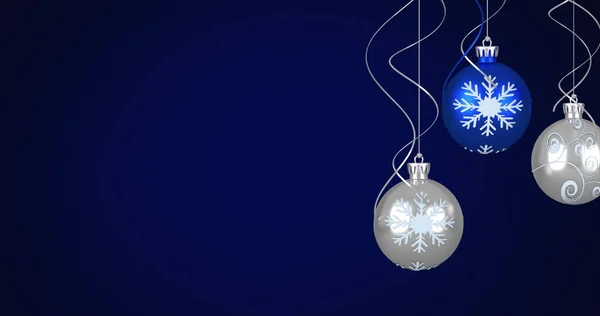 Kép Kék Ezüst Karácsonyi Baubles Dekoráció Hópelyhek Alá Kék Háttér — Stock Fotó