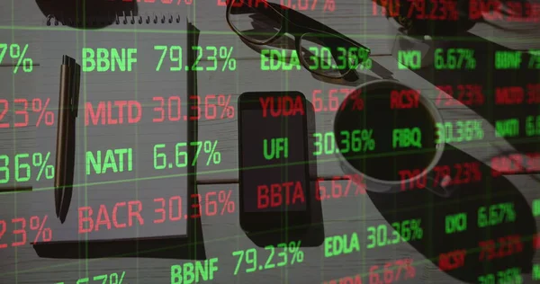 Not defteri ve akıllı telefonlu finansal veri işleme resmi. küresel finans ve iş konsepti dijital olarak oluşturulmuş imaj.