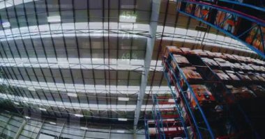 Boş bir depoda veri işleme animasyonu. küresel sevkiyat, dağıtım ve bağlantılar konsepti dijital olarak oluşturulmuş video.