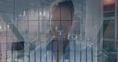 Ofiste gülümseyen bir iş kadını için finansal veri işleme animasyonu. küresel finans, iş ve dijital arayüz kavramı dijital olarak oluşturulmuş video.