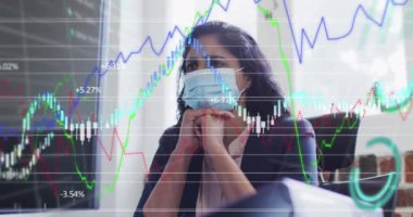 Yüz maskesi takan iş kadınının finansal veri işleme animasyonu. covid 19 salgın konsepti dijital olarak üretilen video konsepti sırasında küresel iş, finans, bağlantılar ve dijital arayüz.