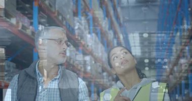 Depoda çalışan kadın ve erkeğin istatistiksel veri işleme animasyonu. küresel gönderim ve bağlantılar konsepti dijital olarak oluşturulmuş video.