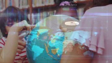 Sınıfta dünyaya bakan öğrencilerin veri işleme animasyonları. küresel eğitim, dijital arayüz ve bağlantılar dijital olarak oluşturulmuş video konsepti.